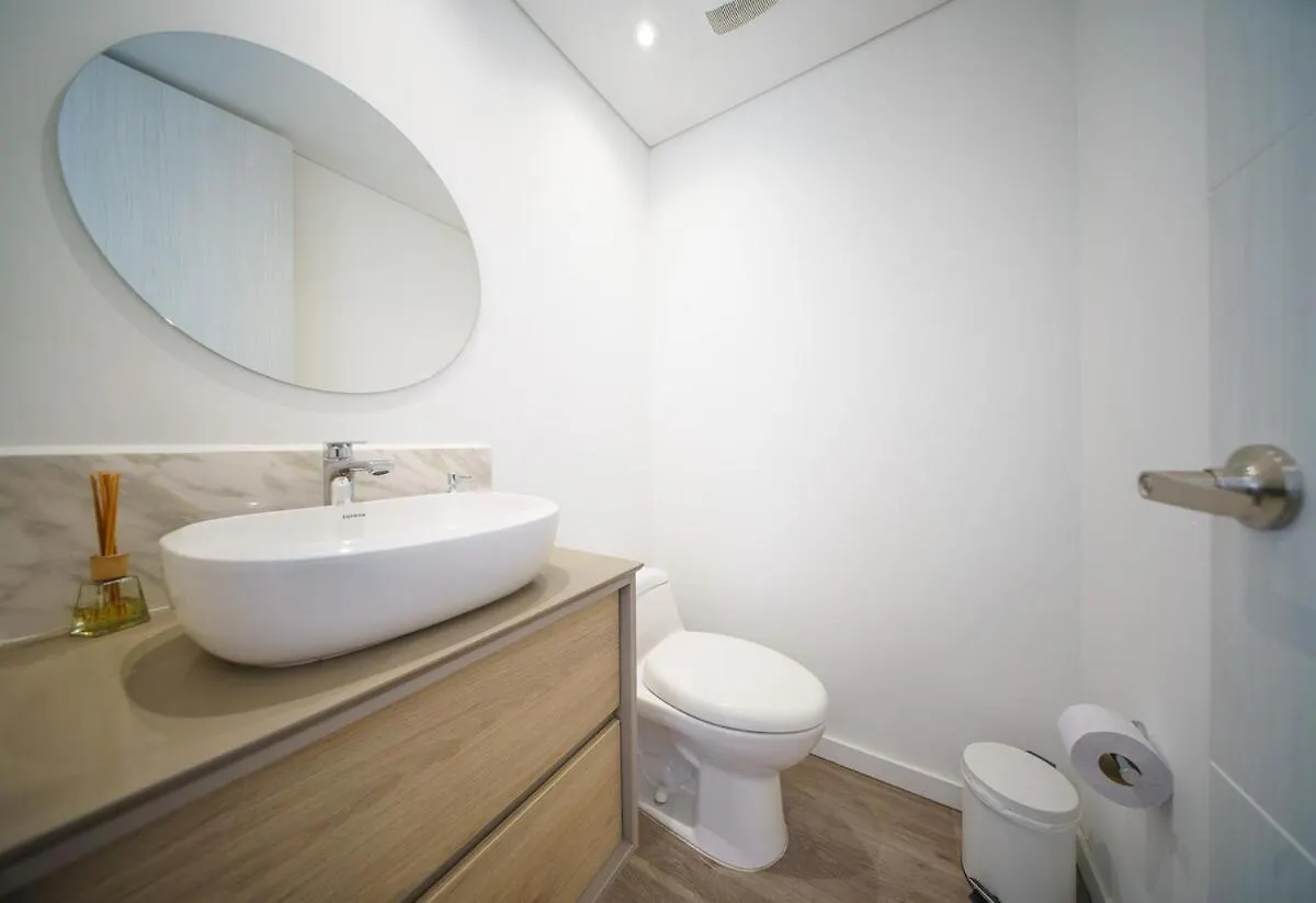Luxury 2 Bedroom Highrise Apt 5 Min From Provenza 메딜린